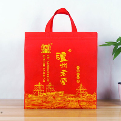 <b>瀘州老窖無(wú)紡布酒水包裝袋在哪里定做的？</b>